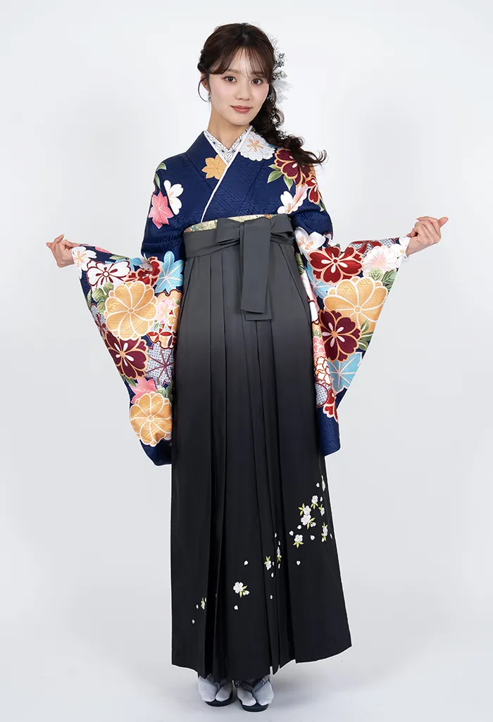 卒業式袴レンタル EEE963_GBN951 着物：紺地雪輪桜 C 袴：グレーボカシ斜めシシュウ