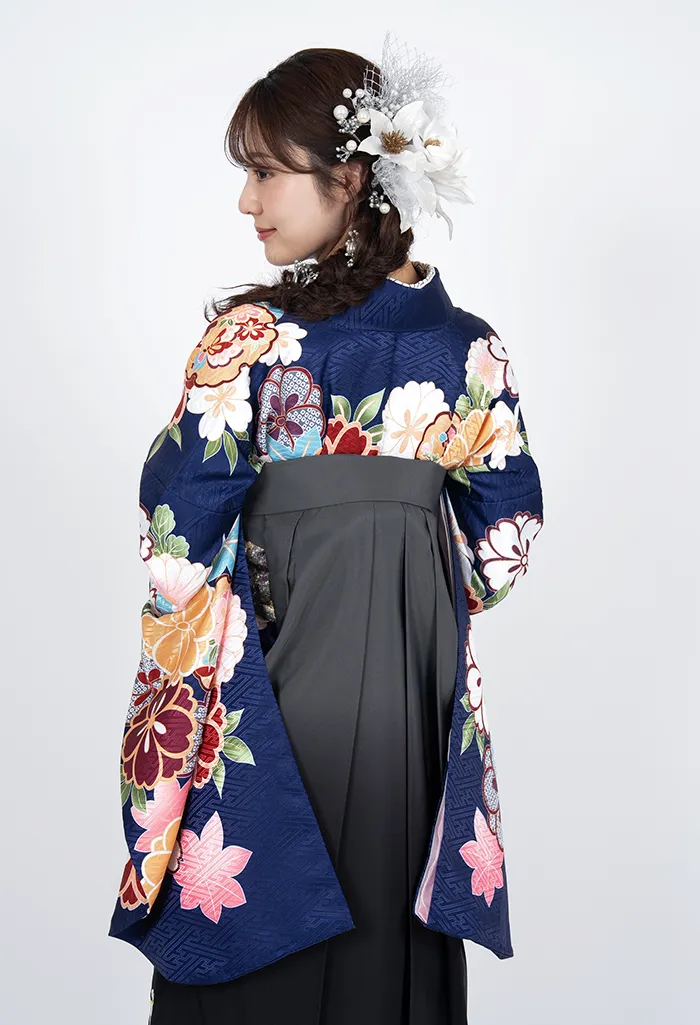 卒業式袴レンタル EEE963_GBN951 着物：紺地雪輪桜 C 袴：グレーボカシ斜めシシュウ