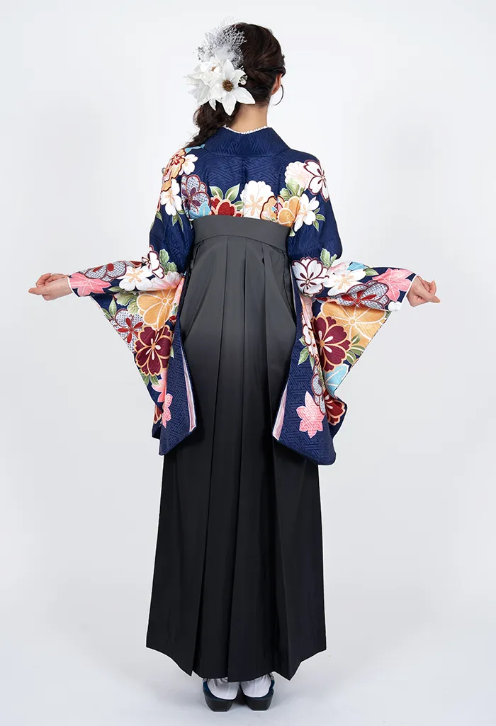 卒業式袴レンタル EEE963_GBN951 着物：紺地雪輪桜 C 袴：グレーボカシ斜めシシュウ