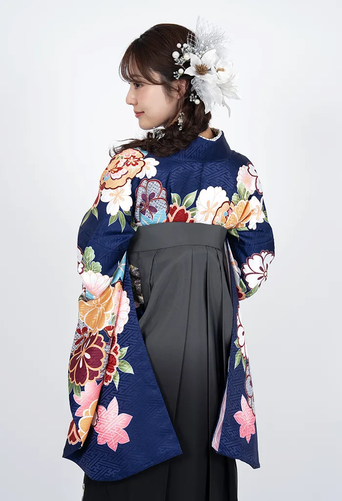 卒業式袴レンタル EEE963_GBN951 着物：紺地雪輪桜 C 袴：グレーボカシ斜めシシュウ