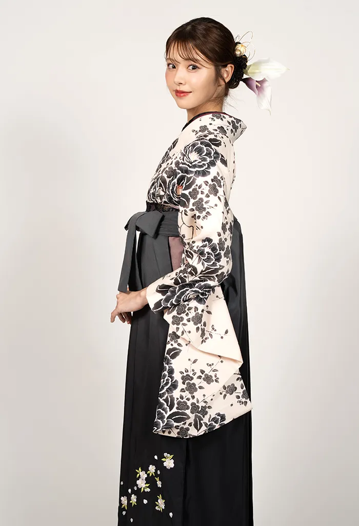 卒業式袴レンタル EEE960_GBN951 着物：ぼかし牡丹 袴：グレーボカシ斜めシシュウ