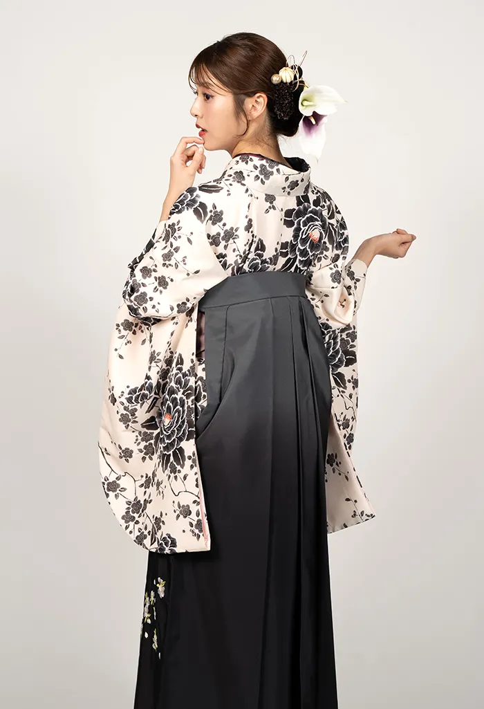 卒業式袴レンタル EEE960_GBN951 着物：ぼかし牡丹 袴：グレーボカシ斜めシシュウ